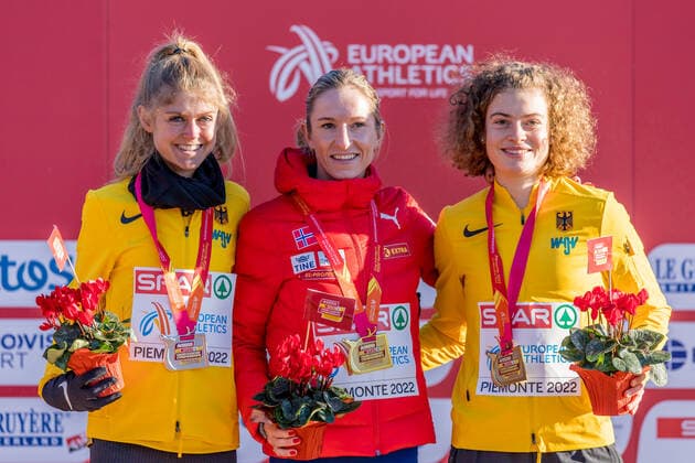 Bilder des Jahres 2022, Sport 12 Dezember Sport Themen der Woche KW49 European Cross Country Championships 2022 (11.12.2022) left to right: Silver medalist Konstanze KLOSTERHALFEN (GER), Gold medalist Karoline Bjerkeli GROVDAL (NOR), and bronze medalist Alina REH (GER) pose at the winner ceremony at the European Cross Country Championships 2022 in Venaria Reale, Italy, on Sunday, December 11, 2022 *** European Cross Country Championships 2022 11 12 2022 left to right Silver medalist Konstanze KLOSTERHALFEN GER , Gold medalist Karoline Bjerkeli GROVDAL NOR , and bronze medalist Alina REH GER pose at the winner ceremony at the European Cross Country Championships 2022 in Venaria Reale, Italy, on Sunday, December 11, 2022 Copyright: xBEAUTIFULxSPORTS OlafxRellischx