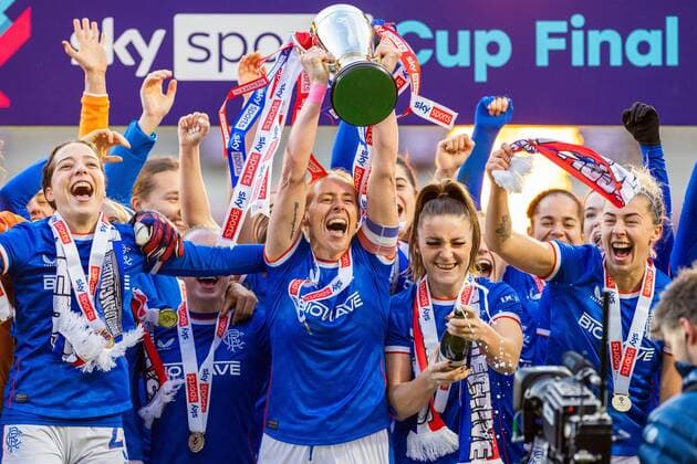 Bilder des Jahres 2022, Sport 12 Dezember Sport Bilder des Tages Mandatory Credit: Photo by Kirk O Rourke Rangers WFC Shutterstock (13660959al) Rangers captain Kathryn Hill lifts the Sky Sports Cup alongside her team mates at Tynecastle Stadium. Rangers Women v Hibernian Women, Scottish Women s Premier League Cup final, Football, Tynecastle, Edinburgh, Scotland, UK - 11 Dec 2022 Rangers Women v Hibernian Women, Scottish Women s Premier League Cup final, Football, Tynecastle, Edinburgh, Scotland, UK - 11 Dec 2022  Copyright: xKirkxO Rourke RangersxWFC Shutterstockx 13660959al