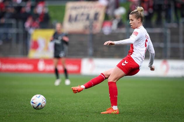 1 Women Bundesliga Koeln vs Freiburg, 11 12 2022 Celina Degen 5, 1 FC Koeln 1 FC Koeln vs SC Freiburg on Matchday 10 of the Flyeralarm Womens Bundesliga on 11 12 2022 at the Franz Kremer Stadium in Koeln North Rhine Westphalia DFL REGULATES PROHIBIT ANY USE OF PHOTOGRAPHS AS IMAGE SEQUENCES AND OR QUASI VIDEO Copyright: xBEAUTIFULxSPORTS AxelxKohringx