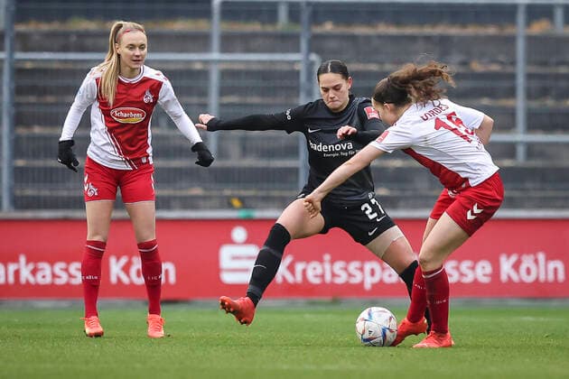 1 Women Bundesliga Koeln vs Freiburg, 11 12 2022 Giovanna Hoffmann SC Freiburg 27 , Lotta Cordes 15, 1 FC Koeln , left Sarah Puntigam 17, 1 FC Koeln 1 FC Koeln vs SC Freiburg on matchday 10 of the Flyeralarm Womens Bundesliga on 11 12 2022 at Franz Kremer Stadion in Koeln North Rhine Westphalia DFL REGULATIONS PROHIBIT ANY USE OF PHOTOGRAPHS AS IMAGE SEQUENCES AND OR QUASI VIDEO Copyright: xBEAUTIFULxSPORTS AxelxKohringx