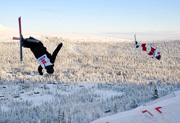 Bilder des Jahres 2022, Sport 12 Dezember Sport Themen der Woche KW49 IDRE 20221211 Dylan Walcsyk, USA, (t v) och Ikuma Horishima, Japan, i attondelsfinal i parallellpuckelpist under världscuptävlingarna i puckelpist, FIS Freestyle Ski World Cup 2022 23, i Idre fjäll. IDRE Sweden x40421x *** IDRE 20221211 Dylan Walcsyk, USA, t v and Ikuma Horishima, Japan, in the round of 16 in parallel hump piste during the World Cup competitions in hump piste, FIS Freestyle Ski World Cup 2022 23, in Idre fjäll IDRE Sweden x40421x,  Copyright: xNissexSchmidt TTx VÄRLDSCUPEN I PUCKELPIST I IDRE