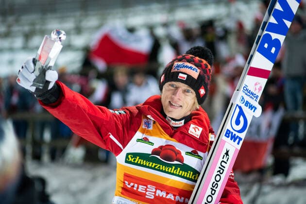 Bilder des Jahres 2022, Sport 12 Dezember Sport Bilder des Tages Dawid Kubacki (Polen) jubelt ueber den Sieg, GER, FIS Viessmann Weltcup Skispringen Hochfirstschanze, Titisee-Neustadt, Wettkampf Herren, 11.12.2022, Saison 2022 2023 GER, FIS Viessmann Weltcup Skispringen Hochfirstschanze, Titisee-Neustadt, Wettkampf Herren, 11.12.2022, Saison 2022 2023 Titisee-Neustadt *** Dawid Kubacki Poland cheers for victory, GER, FIS Viessmann World Cup Ski Jumping High Ridge Hill, Titisee Neustadt, competition men, 11 12 2022, season 2022 2023 GER, FIS Viessmann World Cup Ski Jumping High Ridge Hill, Titisee Neustadt, competition men, 11 12 2022, season 2022 2023 Titisee Neustadt Copyright: xEibner Memmlerx EP_MMR