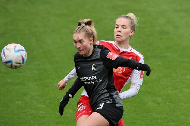 Sport 1 FC Köln vs SC Freiburg, Football Women, 1 Bundesliga, from left Janina Minge SC , Celina Degen 1 FC Köln , Picture , 11 12 2022