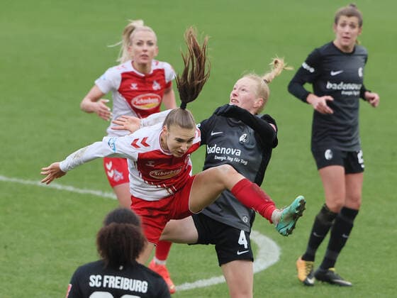 Sport 1 FC Köln vs SC Freiburg, Football Women, 1 Bundesliga, center from left Alena Bienz 1 FC Köln , Meret Felde SC Freiburg , Picture , 11 12 2022