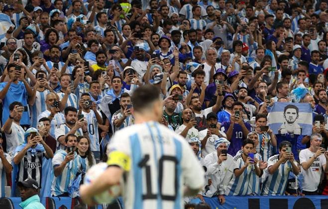 Mandatory Credit: Photo by Kieran McManus Shutterstock (13655761hn) Lionel Messi of Argentina is photographed by fans as he prepares to take a corner kick Netherlands v Argentina, FIFA World Cup, WM, Weltmeisterschaft, Fussball 2022, Quarter Final, Football, Lusail Stadium, Al Daayen, Qatar - 09 Dec 2022 Editorial Use Only Netherlands v Argentina, FIFA World Cup 2022, Quarter Final, Football, Lusail Stadium, Al Daayen, Qatar - 09 Dec 2022 Editorial Use Only  Copyright: xKieranxMcManus Shutterstockx 13655761hn