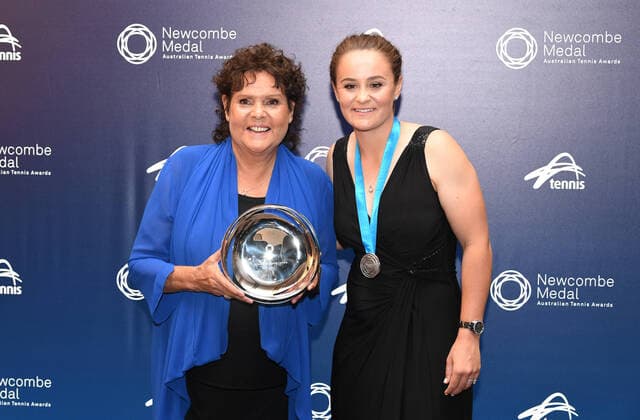 Bilder des Jahres 2022, Sport 12 Dezember NEWCOMBE MEDAL TENNIS AWARDS, Australian tennis player Evonne Goolagong Cawley (left) and Ashleigh Barty are seen after Goolagong Cawley was presented with the Spirit of Tennis award during the 2022 Australian Tennis Awards at Palladium at Crown in Melbourne, Monday, December 12, 2022. ( NO ARCHIVING, EDITORIAL USE ONLY, NO USE IN BOOKS WITHOUT CONSENT MELBOURNE VICTORIA AUSTRALIA  Copyright: xJULIANxSMITHx 20221212001741808939