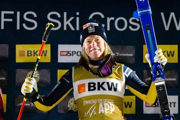 Bilder des Jahres 2022, Sport 12 Dezember Sport Bilder des Tages FREE STYLE - FIS SX WC Arosa AROSA,SWITZERLAND,12.DEC.22 - FREESTYLE SKIING - FIS World Cup, Ski Cross, ladies, men. Image shows the rejoicing of Sandra Naeslund (SWE).  GEPAxpictures xDanielxGoetzhaber