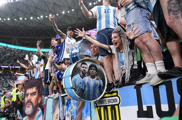 FUSSBALL WM 2022 Viertelfinale Niederlande - Argentinien 09.12.2022 Argentinische Fans feiern den Sieg im Lusail Stadion mit einer Trommel mit Bildern von den Nationalhelden Lionel Messi und Diego Maradona *** FOOTBALL World Cup 2022 quarterfinals Netherlands Argentina 09 12 2022 Argentine fans celebrate victory at Lusail Stadium with a drum featuring images of national heroes Lionel Messi and Diego Maradona