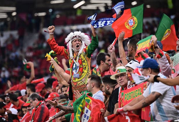 FUSSBALL WM 2022 Viertelfinale Marokko - Portugal 10.12.2022 Ein portugiesischer Fan als Indianer verkleidet *** FOOTBALL World Cup 2022 quarterfinals Morocco Portugal 10 12 2022 A Portuguese fan dressed as an Indian