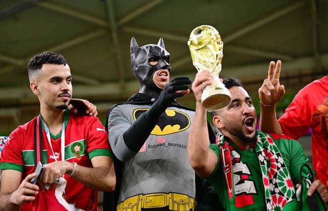 FUSSBALL WM 2022 Viertelfinale Marokko - Portugal 10.12.2022 Ein marokkanischer Fan als Batman verkleidet, soiwe mit einem WM Pokal *** FOOTBALL World Cup 2022 quarterfinal Morocco Portugal 10 12 2022 A Moroccan fan dressed as Batman, soiwe with a World Cup trophy