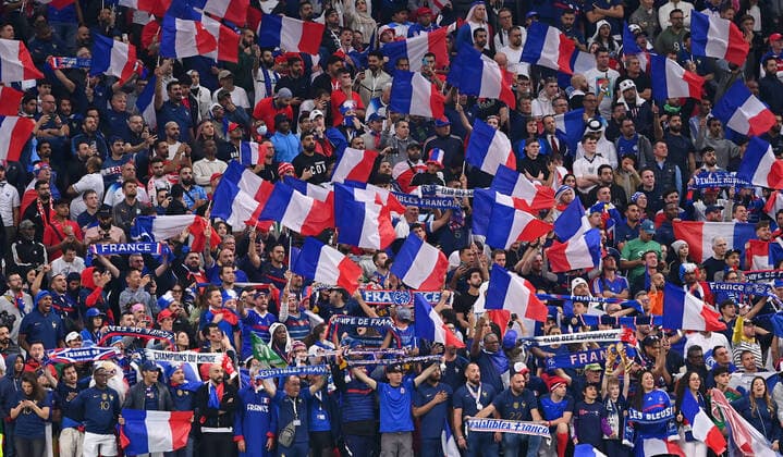 FUSSBALL WM 2022 Viertelfinale England - Frankreich 10.12.2022 Franzoesische Fans mit Fahnen im AL Bayt Stadion *** FOOTBALL World Cup 2022 quarter finals England France 10 12 2022 French fans with flags in AL Bayt stadium