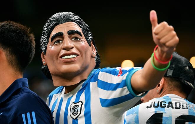 Sport Bilder des Tages Fussball Weltmeisterschaft , Herren, Qatar 2022, 1. Halbfinale, Lusail Iconic Stadium, Argentinien - Kroatien; Fans Argentinien. Fan, Fans, Fankultur, Begeisterung. FIFA REGULATIONS PROHIBIT ANY USE OF PHOTOGRAPHS AS IMAGE SEQUENCES AND OR QUASI-VIDEO *** Football World Cup , Men, Qatar 2022, 1 semifinal, Lusail Iconic Stadium, Argentina Croatia fans Argentina fan, fans, fan culture, enthusiasm FIFA REGULATES PROHIBIT ANY USE OF PHOTOGRAPHS AS IMAGE SEQUENCES AND OR QUASI VIDEO