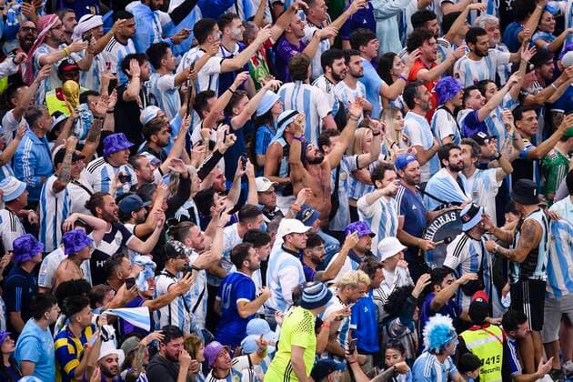 13.12.2022, Fussball Weltmeisterschaft 2022 in Katar, Halbfinale, Argentinien - Kroatien, im Lusail Iconic Stadium (Lusail). Jubelnde Argentinische Fans. *** 13 12 2022, Football World Cup 2022 in Qatar, Semifinal, Argentina Croatia, at Lusail Iconic Stadium Lusail Cheering Argentinian Fans 