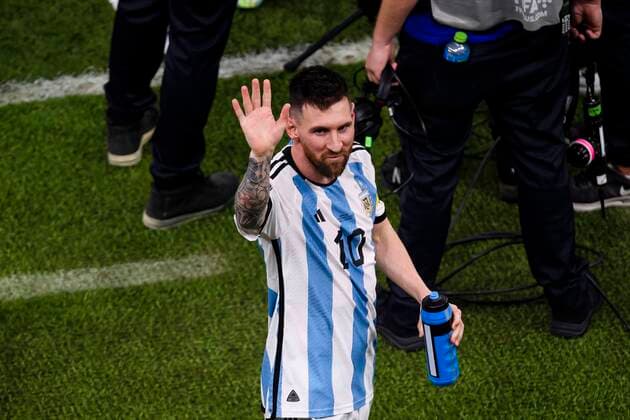 13 12 2022, Football World Cup 2022 in Qatar, Semifinals, Argentina Croatia, at Lusail Iconic Stadium Lusail Messi Argentina waves to the fans at the end.