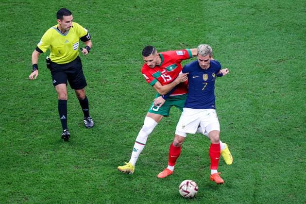 QATAR, AL KHOR - DECEMBER 14, 2022: Referee Cesar Arturo Ramos, France s Antoine Griezmann, and Morocco s Selim Amallah (L-R) in action in their 2022 FIFA World Cup, WM, Weltmeisterschaft, Fussball semi-final football match at Al-Bayt Stadium. Sergei Bobylev TASS  56421405
