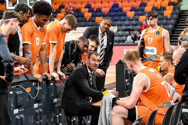 GER, EuroCup, ratiopharm Ulm vs Mincidelice JL Bourg en Bresse 14 12 2022, ratiopharm arena, New Ulm, GER, EuroCup, ratiopharm Ulm vs Mincidelice JL Bourg en Bresse, in picture time out, Anton Gavel Ulm gives tactical instructions nordphotoxGmbHx xHafner nph00200