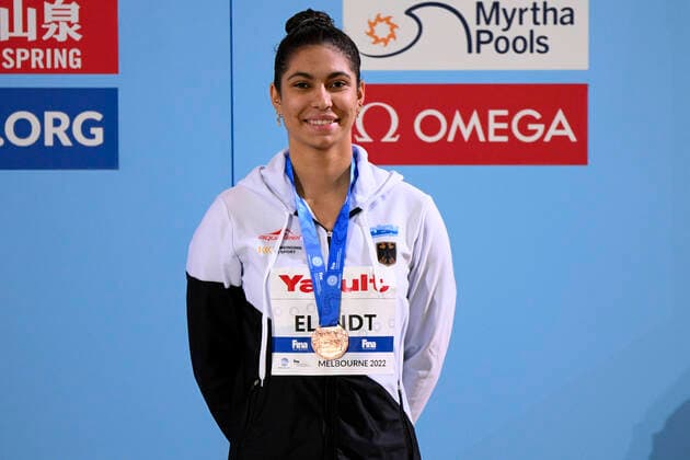 Bilder des Jahres 2022, Sport 12 Dezember Anna Elendt of Germany stands with the bronze medal after compete in the 100m Breaststroke Women Final during the FINA Swimming Short Course World Championships at the Melbourne Sports and Aquatic Centre in Melbourne, Australia, December 15th, 2022. Photo Giorgio Scala Deepbluemedia Insidefoto giorgioXscala