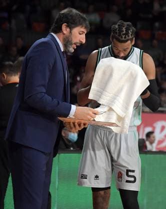 15 12 2022, xemx, Basketball EuroLeague, FC Bayern Muenchen Basketball Valencia Basket emspor, v l head coach Alex Mumbru Valencia Basket gives instructions, gestures with arms, gesticulate, gives instructions Muenchen