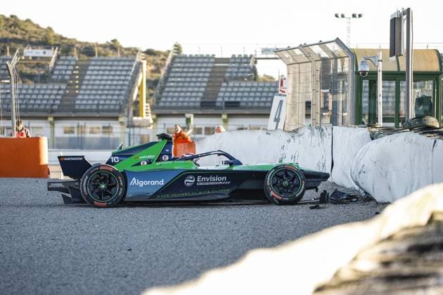 Sport Themen der Woche KW50 16 BUEMI Sebastien (swi), Envision Racing, Spark-Jaguar, Jaguar I - Time 6, action accident crash during the ABB FIA Formula E Valencia Testing 2022 on the Circuit Ricardo Tormo from December 13 to 16, 2022 in Cheste, Spain - AUTO - ABB FIA FORMULA E VALENCIA TESTING 2022 DPPI Panoramic  03422017__R3_5531