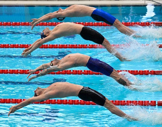 Sport Themen der Woche KW50 Sport Bilder des Tages December 17, 2022, Melbourne, Victoria, Australia: December 17, 2022, Melbourne, Australia: Swimmers start the Men s 400m Individual Medley event on day 5 of the 16th FINA World Swimming Championships (25M) in Melbourne, Australia. Melbourne Australia - ZUMAk106 20221217_zaf_k106_007 Copyright: xTheoxKaranikosx