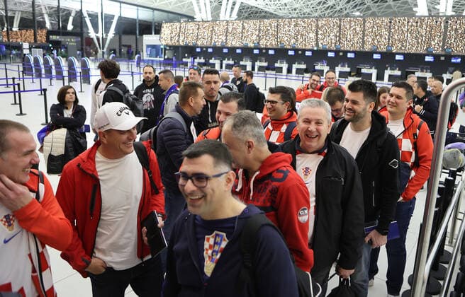 Croatia fans fly to Qatar Croatia fans are seen at Zagreb Airport on December 17, 2022 in Zagreb, Croatia. Fans flying to Doha, Qatar to support Croatia on FIFA World Cup, WM, Weltmeisterschaft, Fussball Qatar 2022 bronze medal match between Croatia and Morocco. MarkoxPrpic PIXSELL
