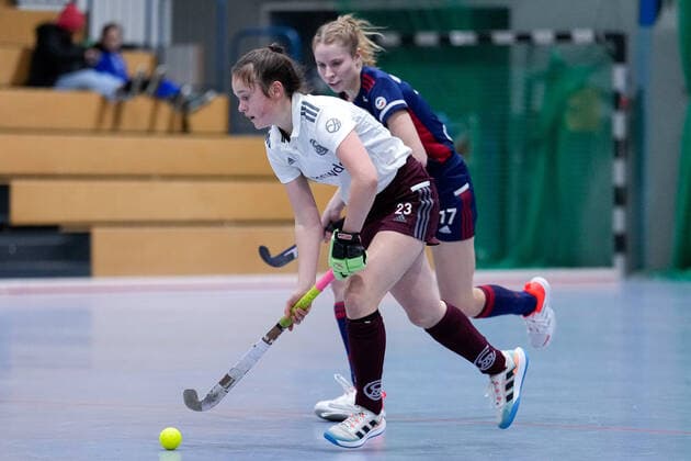 f li Paula Schmidt MSC, 23 , Lisa Mayerhöfer MHC, 17 , action, game scene, 17 12 2022, Mannheim Germany , indoor field hockey, 1 Bundesliga Süd, women, Mannheimer HC Münchner SC xozx