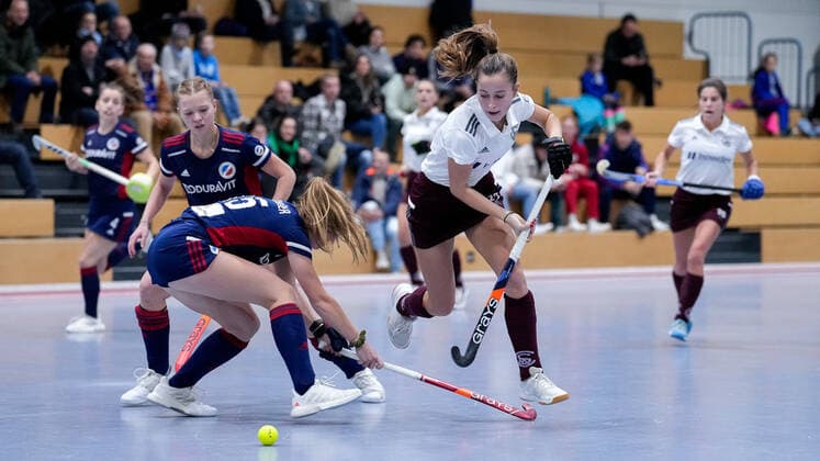 f li Linda Bens MHC, 24 , Paula Schröder MHC, 15 , Paula Nahr MSC, 27 , duel, game scene, duel, tackle, tackling, dynamic, action, action, 17 12 2022, Mannheim Germany , indoor field hockey, 1 Bundesliga Süd, women, Mannheimer HC Münchner SC xozx