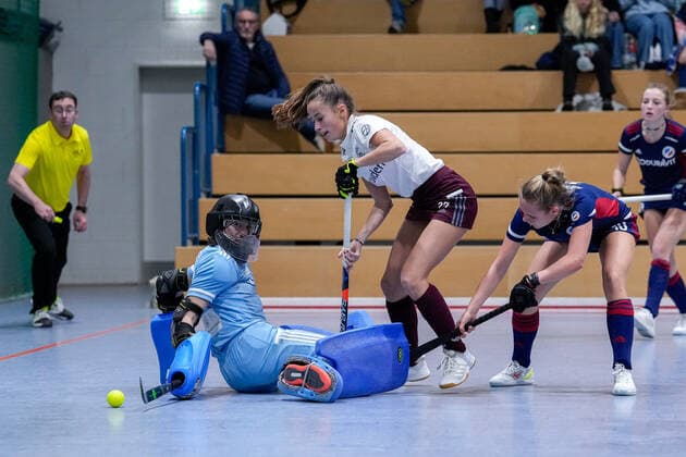 from left Lisa Schneider goalkeeper, MHC, 21 , Paula Nahr MSC, 27 , Julia Hemmerle MHC, 10 , duel, tackle, tackling, dynamic, action, action, 17 12 2022, Mannheim Germany , indoor field hockey, 1 Bundesliga Süd, women, Mannheimer HC Münchner SC xozx