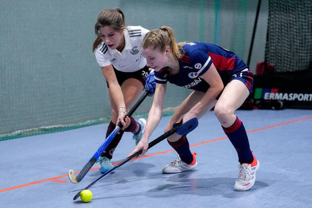 v li Jacqueline Dorner MSC, 20 , Lisa Mayerhöfer MHC, 17 , duel, tackle, tackling, dynamic, action, action, 17 12 2022, Mannheim Germany , indoor field hockey, 1 Bundesliga Süd, women, Mannheimer HC Münchner SC xozx