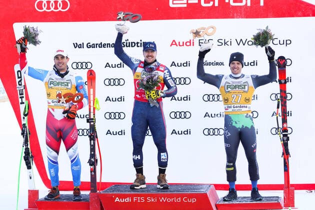Bilder des Jahres 2022, Sport 12 Dezember Sport Themen der Woche KW50 Sport Bilder des Tages ALPINE SKIING - FIS WC Val Gardena VAL GARDENA,ITALY,17.DEC.22 - ALPINE SKIING - FIS World Cup, downhill, men. Image shows the rejoicing of Johan Clarey (FRA), Aleksander Aamodt Kilde (NOR) and Mattia Casse (ITA).  GEPAxpictures xPatrickxSteiner