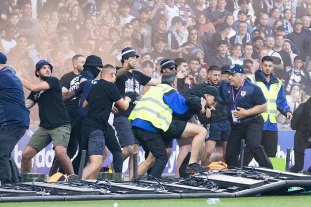 Bilder des Jahres 2022, Sport 12 Dezember Sport Themen der Woche KW50 December 17, 2022: MELBOURNE, AUSTRALIA - DECEMBER 17: Fans invade the pitch resulting in a cancelled A-League Men s match between Melbourne City and Melbourne Victory at AAMI Park, on December 17, 2022, in Melbourne, Australia - ZUMAp121 20221217_zsp_p121_040 Copyright: xChrisxPutnamx