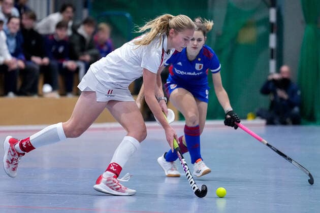 f l Ines Wanner TSVMH, 11 , Leah Lörsch FHC, 84 , action, game scene, 17 12 2022, Mannheim Germany , indoor field hockey, 1 Bundesliga Süd, women, Feudenheimer HC TSV Mannheim xozx