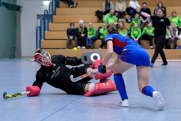 f li Friederike Schreiter goalkeeper, TSVMH, 1 saves against Franziska Frey FHC, 9 , in the shooting circle, goal area scene, action, game scene, 17 12 2022, Mannheim Germany , indoor field hockey, 1 Bundesliga Süd, women, Feudenheimer HC TSV Mannheim xozx