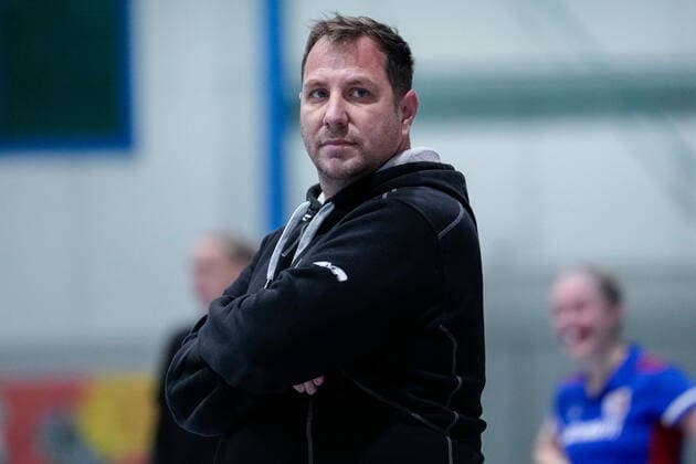 Sven Lindemann coach, head coach, TSVMH , single picture, single photo, action, 17 12 2022, Mannheim Germany , indoor field hockey, 1 Bundesliga Süd, women, Feudenheimer HC TSV Mannheim xozx