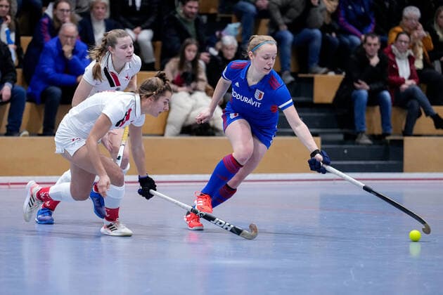 v li Dina Fili TSVMH, 14 , Lisa Schall TSVMH, 55 , Sophie Tiefenbacher FHC, 8 , duel, game scene, duel, tackle, tackling, dynamic, action, action, 17 12 2022, Mannheim Germany , indoor field hockey, 1 Bundesliga Süd, women, Feudenheimer HC TSV Mannheim xozx
