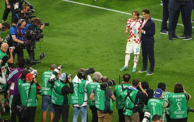 Bilder des Jahres 2022, Sport 12 Dezember Sport Themen der Woche KW50 Sport Bilder des Tages Mandatory Credit: Photo by Kieran McManus Shutterstock (13670804bf) Luka Modric of Croatia and manager Zlatko Dalic show off their medals Croatia v Morocco, FIFA World Cup, WM, Weltmeisterschaft, Fussball 2022, Third Place Playoff, Football, Khalifa International Stadium, Ar-Rayyan, Qatar - 17 Dec 2022 Editorial Use Only Croatia v Morocco, FIFA World Cup 2022, Third Place Playoff, Football, Khalifa International Stadium, Ar-Rayyan, Qatar - 17 Dec 2022 Editorial Use Only  Copyright: xKieranxMcManus Shutterstockx 13670804bf