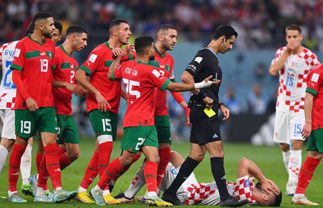 FUSSBALL WM 2022 Spiel um Platz 3 Kroatien - Marokko 17.12.2022 Schiedsrichter Abdulrahman Al Jassim (Katar) wird von Hakim Ziyech, Yahia Attiat Allah, Selim Amallah, Achraf Hakimi und Youssef En-Nesyri (v.re, alle Marokko) nach einer Entscheidung auf Freistoss nach einem Foul an Bruno Petkovic (Boden, Kroatien) bedraengt. *** FOOTBALL World Cup 2022 Match for 3rd place Croatia Morocco 17 12 2022 Referee Abdulrahman Al Jassim Qatar is pressed by Hakim Ziyech, Yahia Attiat Allah, Selim Amallah, Achraf Hakimi and Youssef En Nesyri v re, all Morocco after a decision to award a free kick following a foul on Bruno Petkovic ground, Croatia