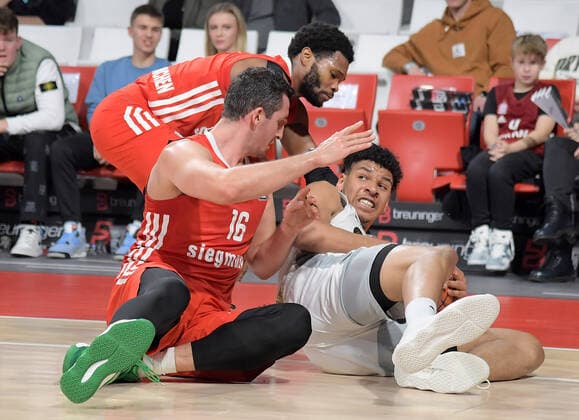 Sport Themen der Woche KW50 17.12.2022, xemx, Basketball BBL Bundesliga, FC Bayern Muenchen Basketball - Basketball Loewen Braunschweig emspor, v.l. Paul Zipser (FC Bayern Basketball), Sananda Fru (Basketball Loewen Braunschweig) Zweikampf, Aktion, action, battle for the ball Muenchen *** 17 12 2022, xemx, Basketball BBL Bundesliga, FC Bayern Muenchen Basketball Loewen Braunschweig emspor, v l Paul Zipser FC Bayern Basketball , Sananda Fru Basketball Loewen Braunschweig duel, action, action, battle for the ball Muenchen
