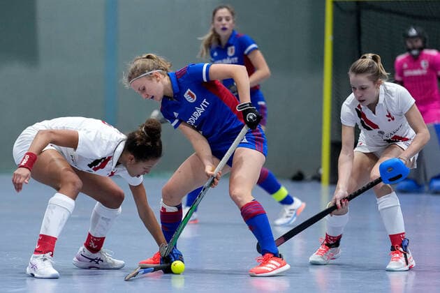 f le Tara Duus TSVMH, 17 , Jule Reimold FHC, 14 , Luisa Walter TSVMH, 3 , duel, tackle, tackling, dynamic, action, action, 17 12 2022, Mannheim Germany , indoor field hockey, 1 Bundesliga Süd, women, Feudenheimer HC TSV Mannheim xozx
