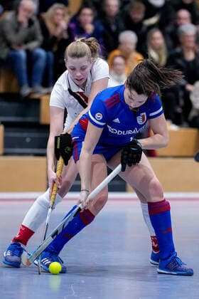 f li Lisa Schall TSVMH, 55 , Emma Förter FHC, 21 , duel, duel scene, duel, tackle, tackling, dynamic, action, action, 17 12 2022, Mannheim Germany , indoor field hockey, 1 Bundesliga Süd, women, Feudenheimer HC TSV Mannheim xozx