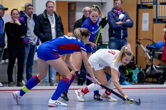 f le Denise Hechler FHC, 33 , Jule Koßwig FHC, 83 , Greta Meissner TSVMH, 8 , duel, tackle, tackling, dynamic, action, action, 17 12 2022, Mannheim Germany , indoor field hockey, 1 Bundesliga Süd, women, Feudenheimer HC TSV Mannheim xozx