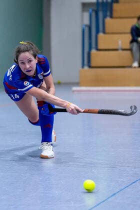 Yevheniya Kernoz FHC, 25 , on the ball, crop, full body, single image, single photo, action, action, 17 12 2022, Mannheim Germany , indoor field hockey, 1 Bundesliga Süd, women, Feudenheimer HC TSV Mannheim xozx