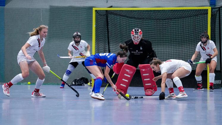 f le Ines Wanner TSVMH, 11 , Yevheniya Kernoz FHC, 25 , Friederike Schreiter goalkeeper, TSVMH, 1 , Dina Fili TSVMH, 14 , duel, duel, tackle, tackling, dynamic, action, action, 17 12 2022, Mannheim Germany , indoor field hockey, 1 Bundesliga Süd, women, Feudenheimer HC TSV Mannheim xozx