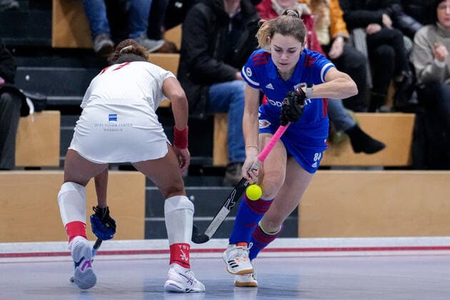 f li Tara Duus TSVMH, 17 , Leah Lörsch FHC, 84 , duel, tackle, tackling, dynamic, action, action, 17 12 2022, Mannheim Germany , indoor field hockey, 1 Bundesliga Süd, women, Feudenheimer HC TSV Mannheim xozx