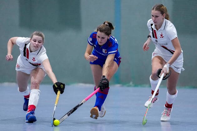 from left Lisa Schall TSVMH, 55 , Leah Lörsch FHC, 84 , Marie Neumann TSVMH, 24 , duel, game scene, duel, tackle, tackling, dynamic, action, action, 17 12 2022, Mannheim Germany , indoor field hockey, 1 Bundesliga Süd, women, Feudenheimer HC TSV Mannheim xozx