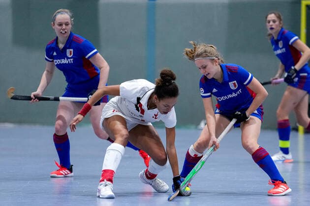 f li Tara Duus TSVMH, 17 , Jule Reimold FHC, 14 , duel, tackle, tackling, dynamic, action, action, 17 12 2022, Mannheim Germany , indoor field hockey, 1 Bundesliga Süd, women, Feudenheimer HC TSV Mannheim xozx