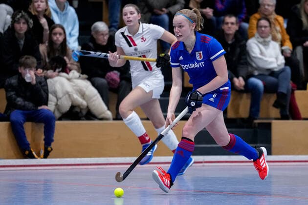 f le Lisa Schall TSVMH, 55 , Sophie Tiefenbacher FHC, 8 on the ball, action, game scene, 17 12 2022, Mannheim Germany , indoor field hockey, 1 Bundesliga Süd, women, Feudenheimer HC TSV Mannheim xozx