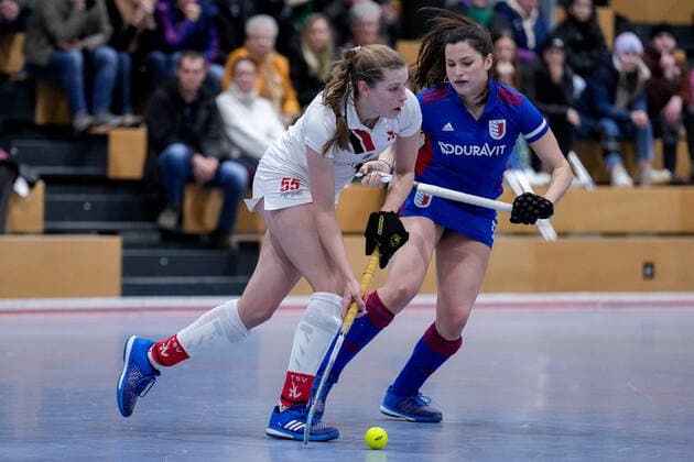 f li Lisa Schall TSVMH, 55 , Emma Förter FHC, 21 , duel, duel scene, duel, tackle, tackling, dynamic, action, action, 17 12 2022, Mannheim Germany , indoor field hockey, 1 Bundesliga Süd, women, Feudenheimer HC TSV Mannheim xozx