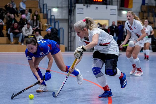 v li Yevheniya Kernoz FHC, 25 , Lydia Bechthold Haase Lydia Haase, TSVMH, 4 , duel, game scene, duel, tackle, tackling, dynamic, action, action, 17 12 2022, Mannheim Germany , indoor field hockey, 1 Bundesliga Süd, women, Feudenheimer HC TSV Mannheim xozx