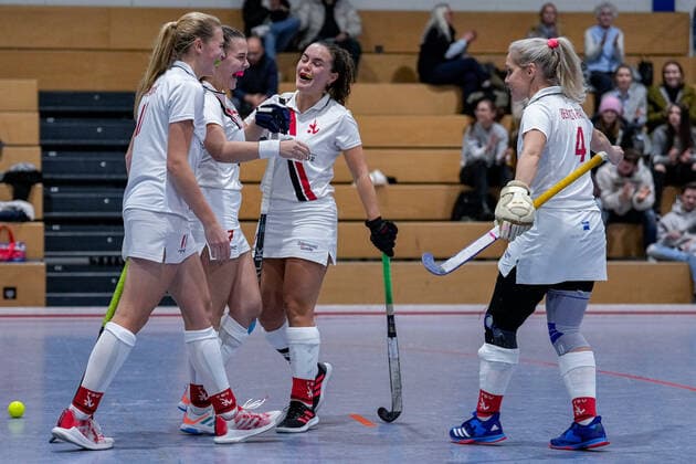 f li Ines Wanner TSVMH, 11 , goal scorer Sarah Kardorf TSVMH, 7 , Kira Elena Schanzenbecher TSVMH, 41 , Lydia Bechthold Haase Lydia Haase, TSVMH, 4 , players from TSV Mannheim Hockey, cheer about the goal to 0 3, cheer, goal cheer, celebrate the goal, goal, celebration, cheering about the goal, optimistic, game scene, highlight, action, 17 12 2022, Mannheim Germany , indoor field hockey, 1 Bundesliga Süd, women, Feudenheimer HC TSV Mannheim xozx